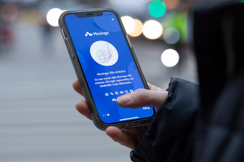 närbild på telefon med movingoappen öppen