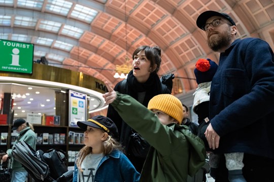 Bild på familj på Stockholms centralstation.