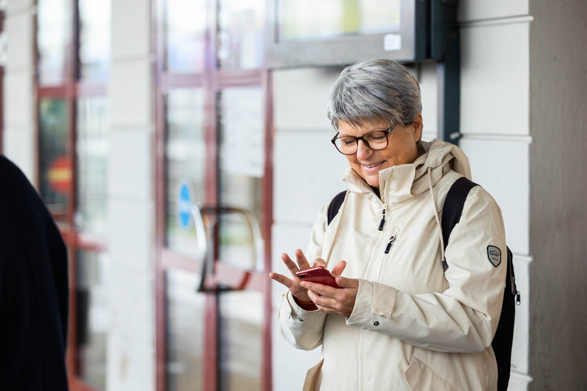 kvinna skriver på sin mobiltelefon