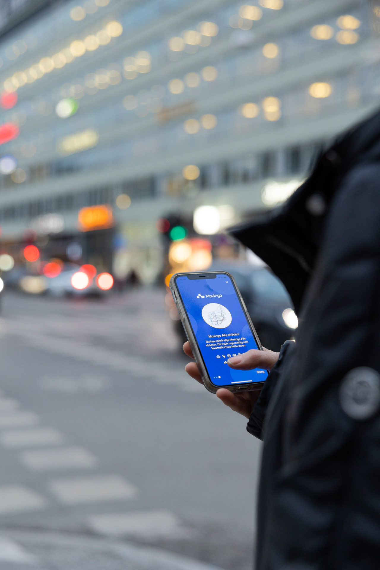 Person som håller i en mobiltelefon