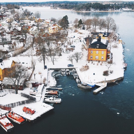 Flygbild på hus vid vatten.