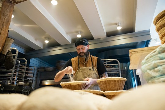 Mjölar brödet i bageriet