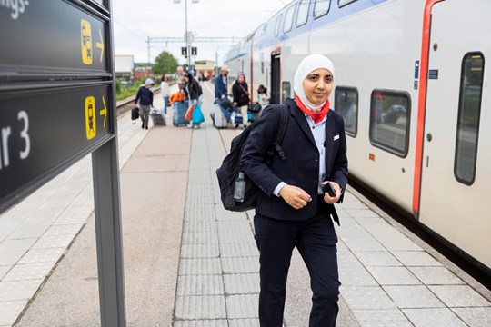 Lokföraren Angela gör sig redo att gå på tåget från perrongen.